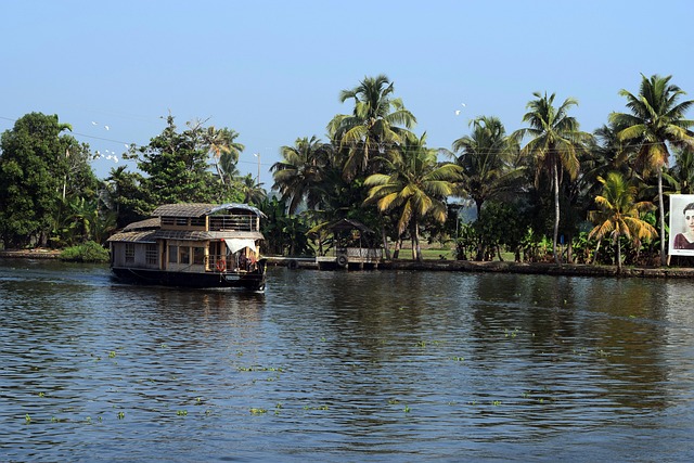 houseboat-6577912_640