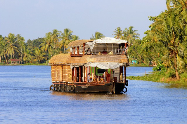 houseboat-kerala-2791119_640