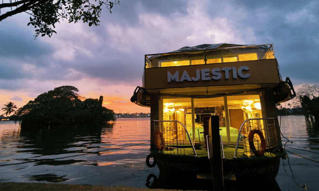 Majestic Houseboat (2)
